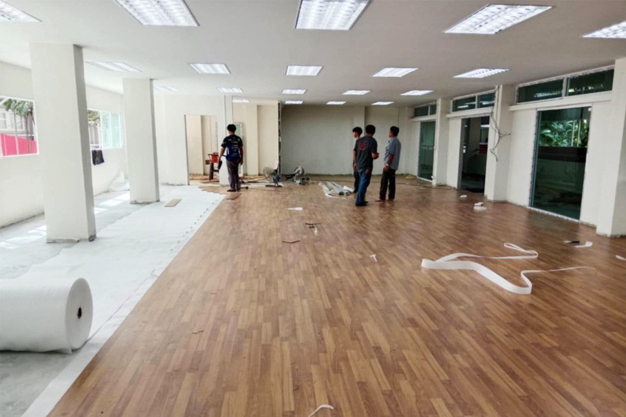 รับติดตั้งพื้นไม้ลามิเนต และ รับปูลามิเนต