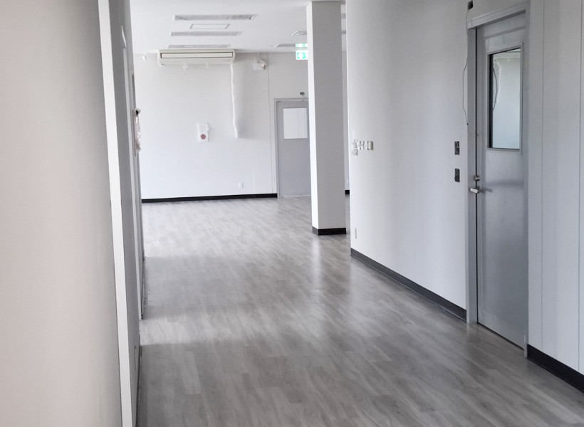 รับติดตั้งกระเบื้องยาง โรงงานที่อีสเทิร์นซีบอร์ด